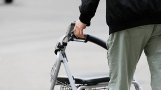 Mann mit Rollator