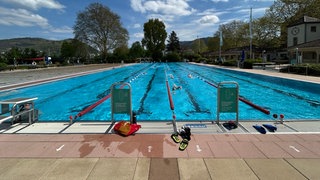 Die ersten Schwimmer der neuen Freibadsaison im Becken des Thermalbads Heidelberg