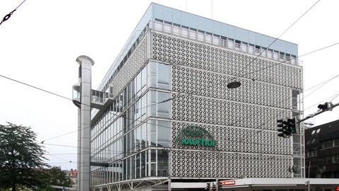 Die Kaufhof-Filiale am Bismarckplatz in der Innenstadt von Heidelberg