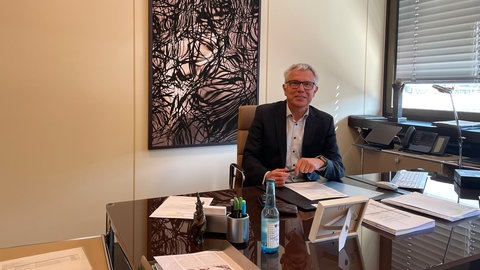  Landrat Dallinger sitzt an seinem Schreibtisch