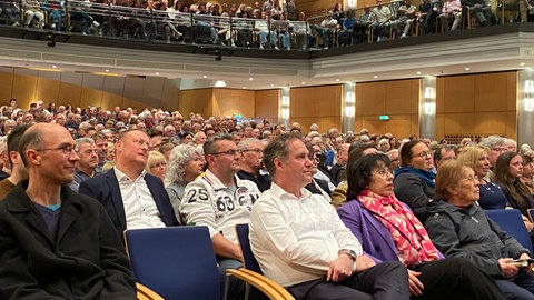 Vollbesetzte Weinheimer Stadthalle bei der Vorstellung der Kandidierenden für die OB-Wahl. 