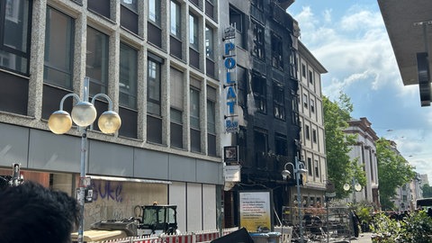 Ein Gebäude in der Mannheimer Innenstadt nach einem Brand.