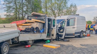 Zwei Transporter nach einem Frontalzusammenstoß. Bei einem Unfall im Rhein-Neckar-Kreis sind mehrere Menschen verletzt worden.