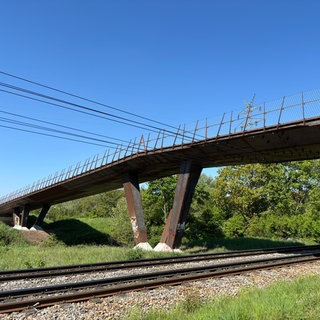 Fahrradbrücke über der Sudetenstraße in Mannheim