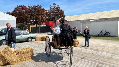 Mannheims OB Christian Specht mit einer Bertha Benz-Darstellerin