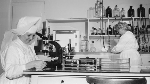 Mannheimer Ordensschwestern 1959 im Labor