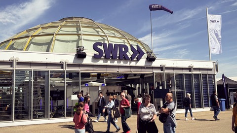 Das Gläserne Studio des Südwestrundfunks am Eröffnungstag des Mannheimer Maimarkts