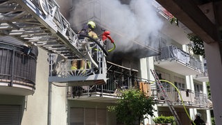 Feuerwehrkräfte bei Wohnungsbrand (Archivbild)