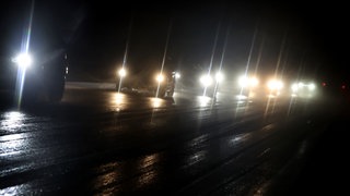 Eine Bundesstraße bei Nacht