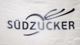 Das Logo von Südzucker ist auf einem Big Bag im Lager der Zuckerfabrik zu sehen