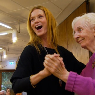 Let's dance mit Esther Schweins im Seniorenheim