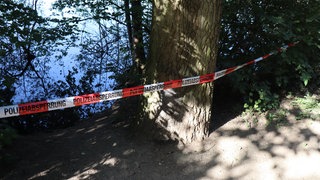 Absperrband am Waidsee in Weinheim