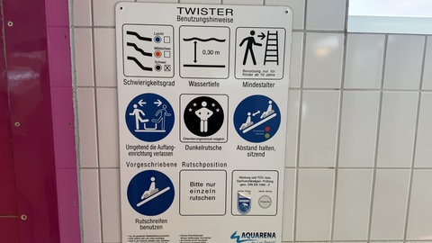 Hinweistafel an einer Rutsche im Weinheimer Miramar
