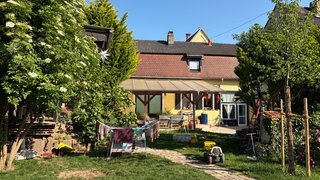 Zu dem Gelände des Wohnprojekts Feldwinkel gehört unter anderem ein ehemaliges gelbes Bauernhaus und ein kleiner Bungalow.