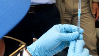 Ein Gesundheitsarbeiter bereitet eine Ebola-Impfung vor (Symbolbild)