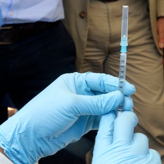 Ein Gesundheitsarbeiter bereitet eine Ebola-Impfung vor (Symbolbild)