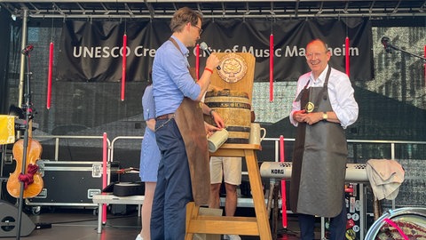 Fassanstich bei der Eröffnung des Stadtfests