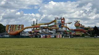 die Rutsche Twister im Miramar in Weinheim von außen 