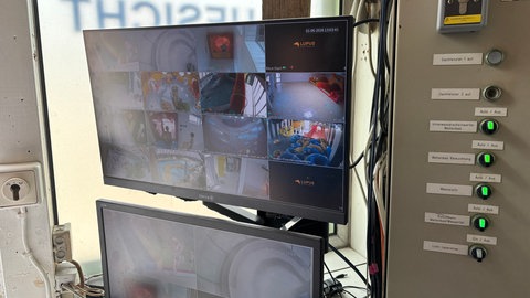 Zwei Bildschirme mit den Bildern der Videokameras im Miramar in Weinheim