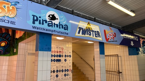 Am Aufgang zu den Rutschen im Miramar in Weinheim hängen die Sicherheits- und Nutzungshinweise.