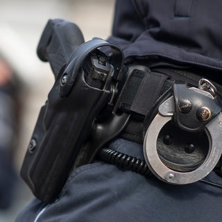 Polizei: Dienstwaffe am Gürtel.