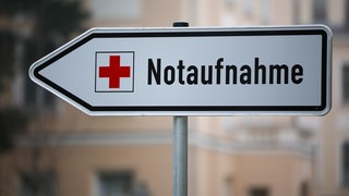 Wegweiser mit der Aufschrift Notaufnahme