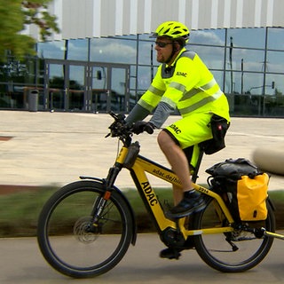 ADAC-Straßenwachtfahrer Heiko Grafl ist mit dem E-Bike samt Fahrradanhänger auf dem Weg zu einer Panne in Heidelberg. 