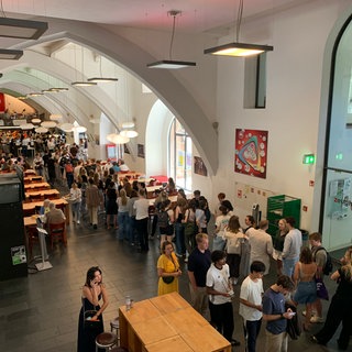 Studierende, die im Marstall für ihr Mittagessen anstehen.