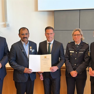 Der Taxifahrer Muhammad A. wurde von BW-Innenminister Manuel Hagel mit der Rettungsmedaille des Landes Baden-Württemberg ausgezeichnet.