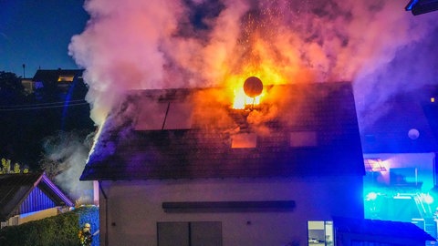 Ein Haus in Sinsheim steht in Flammen