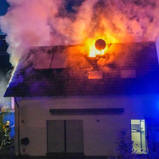 Ein Haus in Sinsheim steht in Flammen