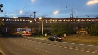 An einem Brückenpfeiler der Konrad-Adenauer-Brücke zwischen Ludwigshafen und Mannheim ist am Samstag eine Fliegergranate gefunden worden. Aus Sicherheitsgründen wurde die Brücke am Abend vorübergehend für den Verkehr in beide Richtungen komplett gesperrt. Gegen 21:15 Uhr wurde die Sperrung aufgehoben.