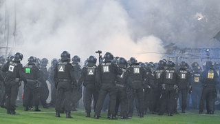 Polizisten stehen vor dem Fanblock des SV Waldhof Mannheim.