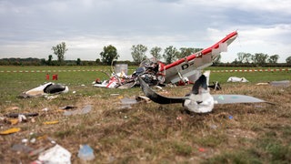 Trümmer des abgestürzten Kleinflugzeugs bei Weinheim