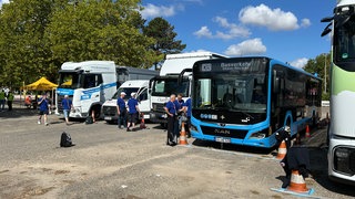 Das finnische Team während der WM beim Abmessen verschiedener Fahrzeuge wie einem Linienbus und mehreren Lkw.
