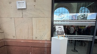 Eine Gedenktafel ür den getöteten DB-Mitarbeiter Serkan Çalar hängt nun am Gleis 1 vom Hauptbahnhof Mannheim.