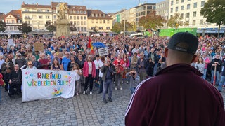 Tausende Teilnehmer demonstrieren auf dem Mannheimer Marktplatz für Demokratie und gegen Rechtsextremismus