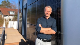 PV-Module an der Fassade eines Hauses