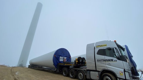 Mast für Windrad auf Laster