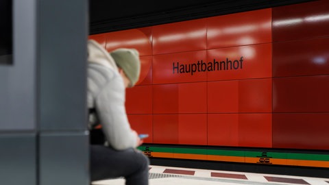 Warten auf die S-Bahn: Das Jahr 2025 war für die Fahrgäste ein Jahr der Prüfung. (Symbolbild)