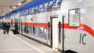  Ein IC 2 der Deutschen Bahn steht am Bahnhof.