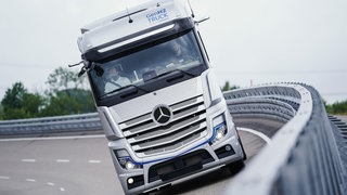 Ein Wasserstoff-Probefahrzeug vom Typ "GenH2 Truck Prototyp 2" fährt im Werk Wörth des Lkw-Herstellers Daimler Truck über eine Teststrecke. Beim Asien-Geschäft will Daimler in Zukunft mit Toyota zusammenarbeiten - dabei soll es auch um Zukunftstechnologien gehen.