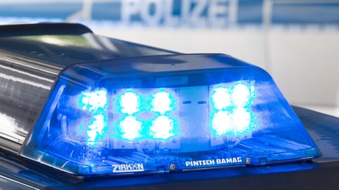 Blaulicht auf einem Polizeiauto: In Böblingen ermittelt die Polizei, nachdem ein Kind möglicherweise entführt werden sollte.