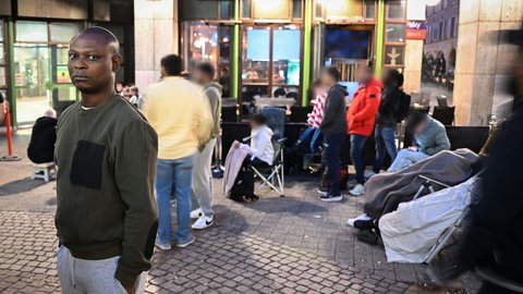 Immer wieder haben Antragsteller vor der Ausländerbehörde in Stuttgart kampiert, um überhaupt einen Termin zu bekommen. (Archivfoto)