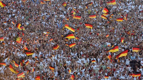 Fussballfans auf dem Stuttgarter Schlossplatz bei der Europameisterschaft 2008.