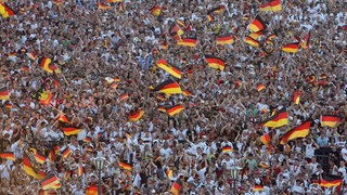 Fussballfans auf dem Stuttgarter Schlossplatz bei der Europameisterschaft 2008.