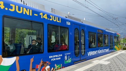 Stadtbahn in Stuttgart mit Werbung zur Euro 2024.