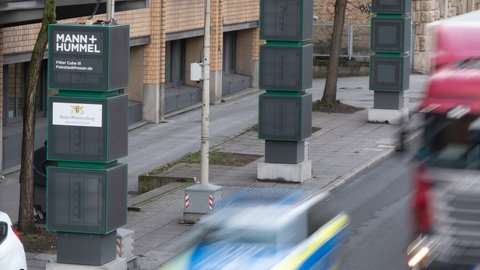 2018 aufgestellt - und sie stehen immer noch: die Filtersäulen am Stuttgarter Neckartor. (Archivbild)