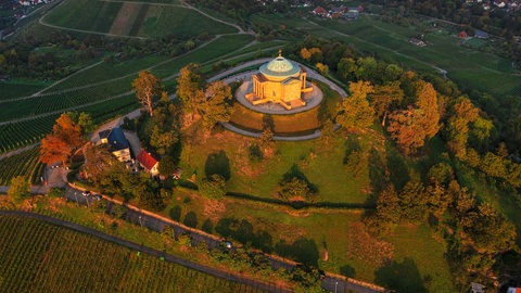 Der Blick auf die Grabkapelle Rotenberg und die Weinberge rings um Stuttgart-Untertürkheim: Auch in tieferen Lagen hat der Frost zu teils massiven Schäden geführt.