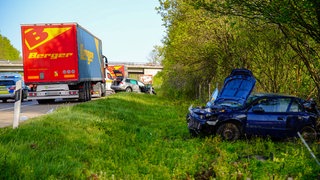 Bei zwei schweren Unfällen hintereinander am Dienstag auf der A8 ist ein Mensch ums Leben gekommen, ein anderer wurde schwer verletzt.